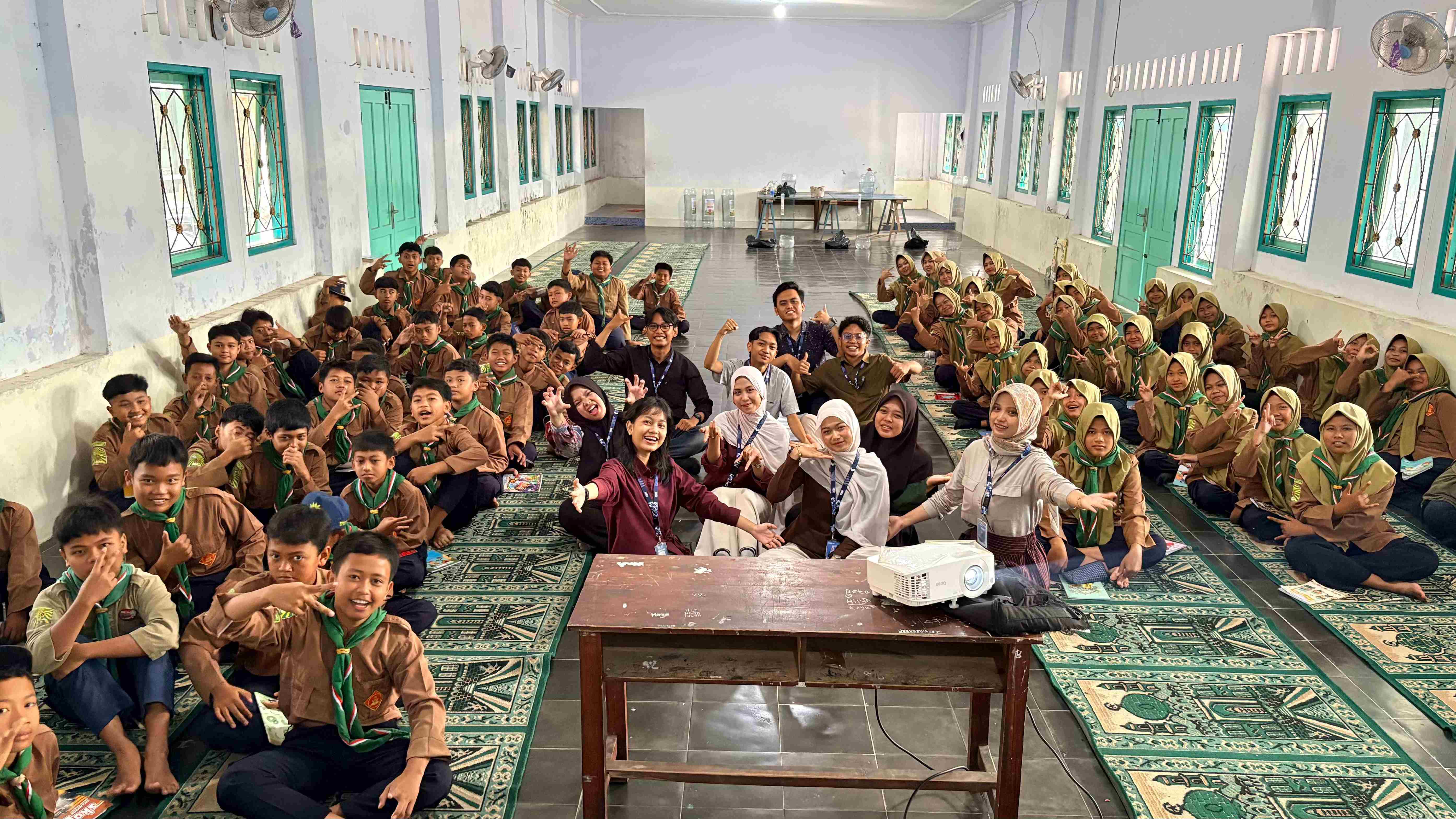 cegah-masalah-lingkungan-kkn-kolaboratif-latih-siswa-sekolah-di-desa-cakru-cara-pemilahan-sampah-20260813