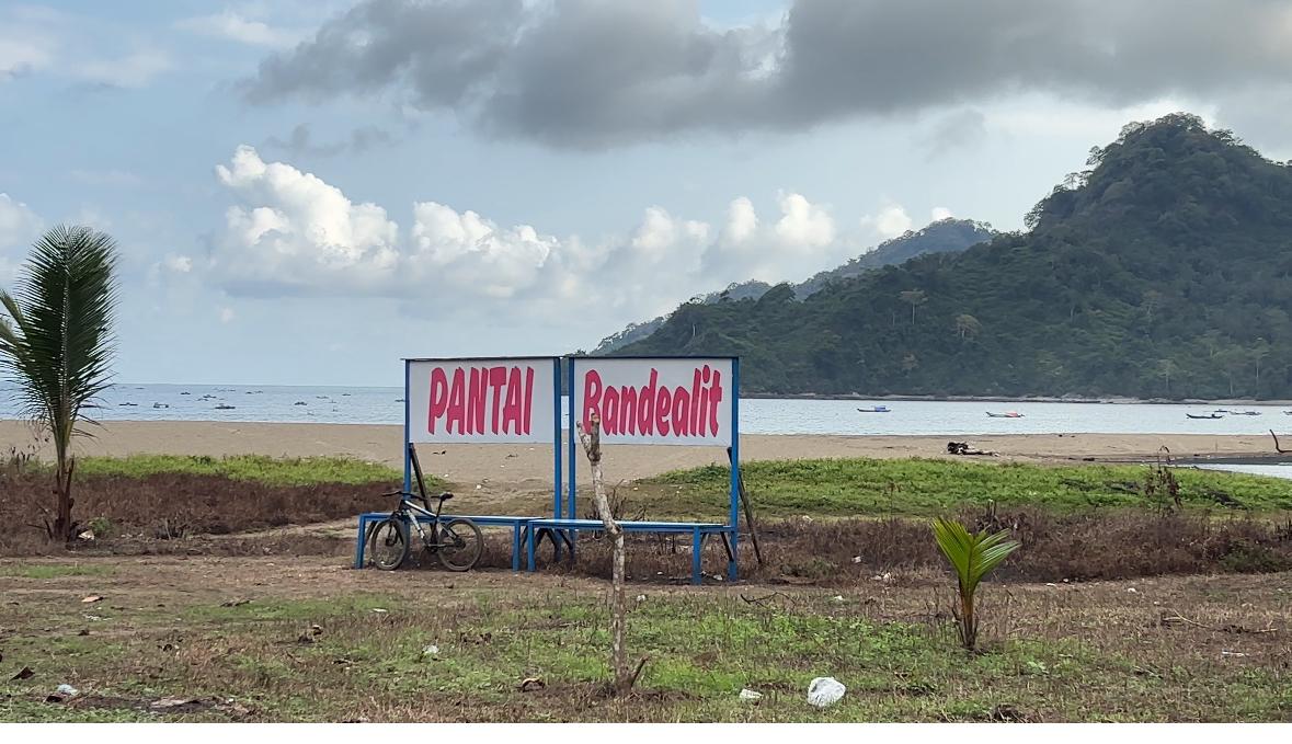 pantai-bandealit
