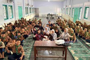 cegah-masalah-lingkungan-kkn-kolaboratif-latih-siswa-sekolah-di-desa-cakru-cara-pemilahan-sampah-20260813
