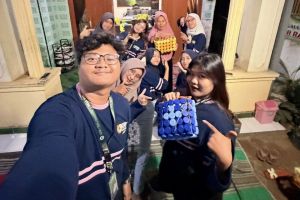 mahasiswa-kkn-kolaboratif-praktikkan-daur-ulang-tutup-botol-plastik-menjadi-tas-kreatif-bersama-ibu-ibu-dusun-karang-kebon-20260814