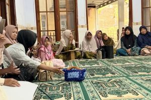 mahasiswa-kkn-kolaboratif-sosialisasikan-pemilahan-sampah-organik-dan-anorganik-kepada-ibu-ibu-dusun-karang-kebon-desa-sumberjati-20260814