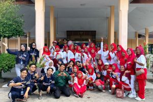 manfaatkan-sampah-dapur-kkn-kolaboratif-ajak-ibu-ibu-lansia-desa-cakru-olah-eco-enzyme-dan-sabun-ramah-lingkungan-20260815