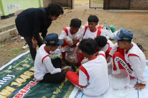 ppk-ormawa-dan-smpn-3-rambipuji-dorong-aksi-nyata-melalui-demonstrasi-komposter-sederhana-20260812